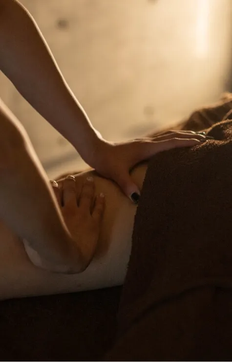 背中へのオイルマッサージを受ける様子