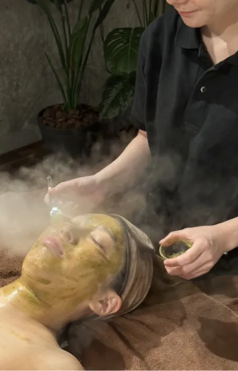 ハーブピーリングを受けるリラックスシーン